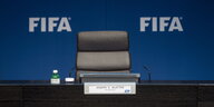 Der leere Stuhl von Joseph Blatter mit Namensschild