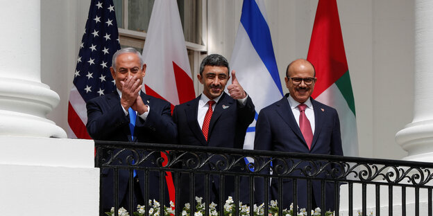 Benjamin Netanjahu auf einer Terrasse mit Abdullah bin Zayid und Abdullatif Al Zayani