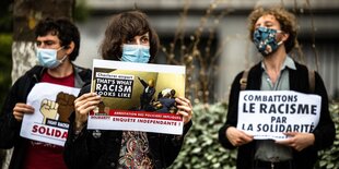 Protestirende mit Plakaten