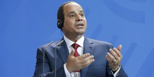 General al-Sisi gestikuliert in der Bundespressekonferenz