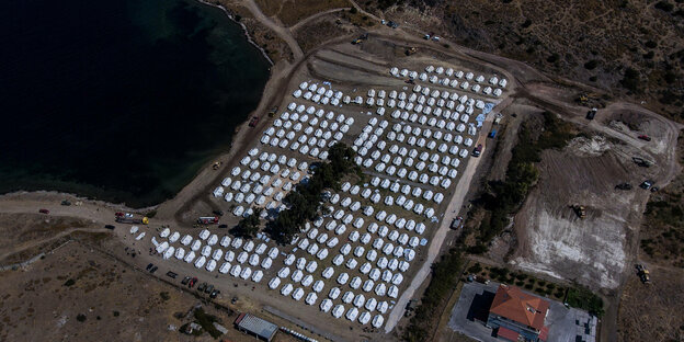 Luftbild eines Zeltlagers.