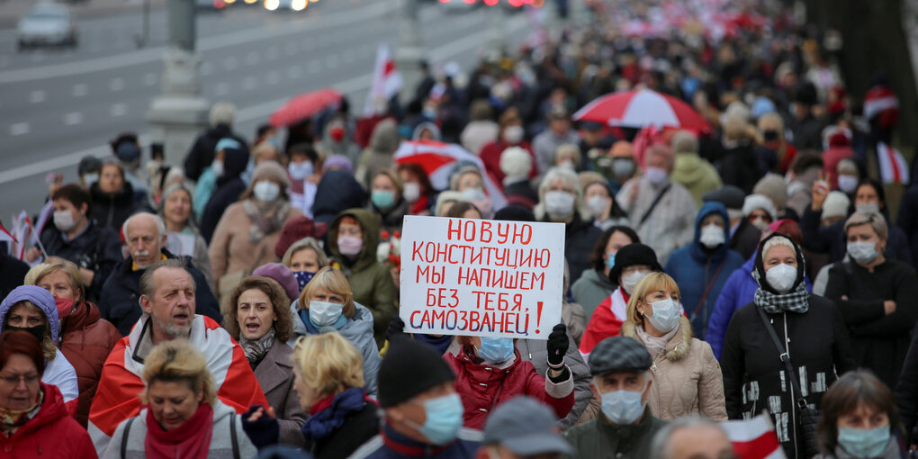 Demonstraten bei einem Protestmarsch Minsk