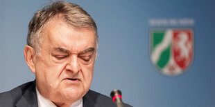 NRW-Innenminister Herbert Reul am Mittwoch auf der Pressekonferenz zum Polizeiskandal