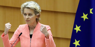 Ursula von der Leyen steht mit geballten Fäusten am Rednerpult