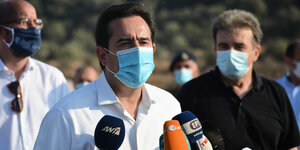 Der griechische Migrationsminister Notis Mitarakis mit Mundschutz