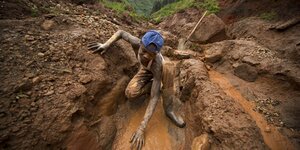 Arbeiter in einer Coltanmine im Kongo