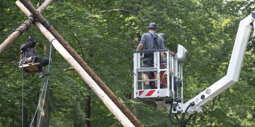 Eine Aktivistin hängt an einem Tripod