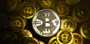 Bitcoin-Münzen leuchten im Licht.