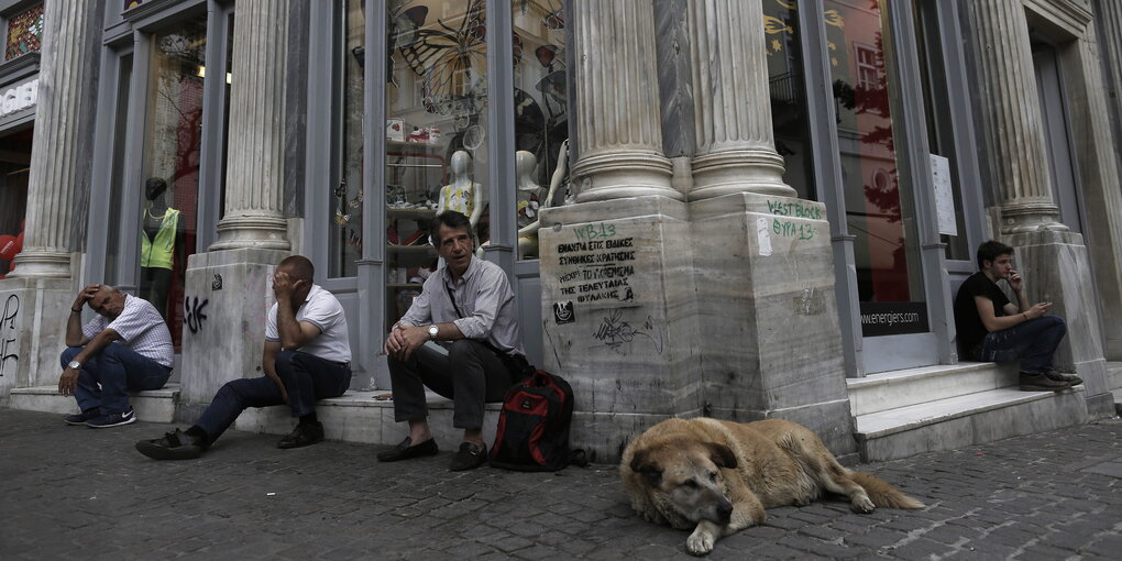 Straßenszene in Athen, Menschen vor einem Laden