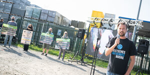 Tierrechtler demonstrieren vor dem Zaun des Schlachthofes Weidemark in Sögel