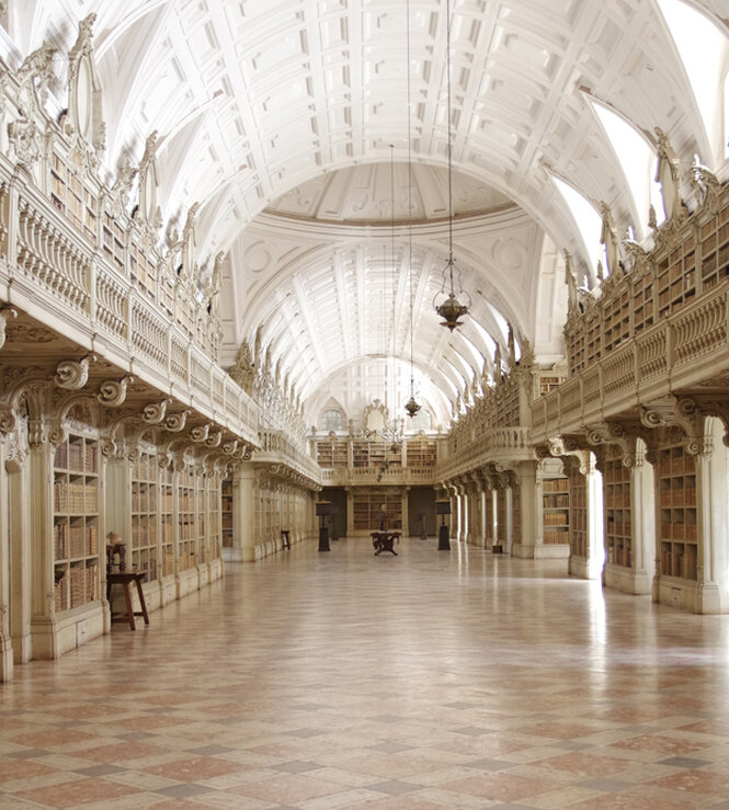 Ein Blick in den prächtigen Lesesaal der historischen Bibliothek Mafra