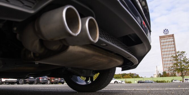 Die Auspuffanlage eines Volkswagens vor der Konzernzentrale in Wolfsburg