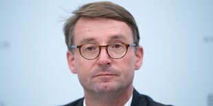 Sachsens Innenminister Roland Wöller bei einer Pressekonferenz in Dresden