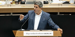 Zu sehen ist der SPD-Fraktionschef Raed Saleh am Rednerpult im Plenarsaal des Berliner Abgeordnetenhauses während einer Debatte