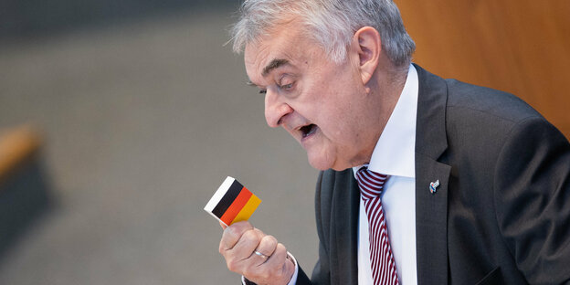 NRW-Innenminister Herbert Reul im Landtag bei einer Rede zum Polizeiskandal