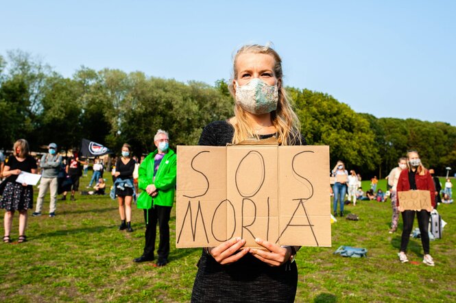 Demonstrant mit Plakat