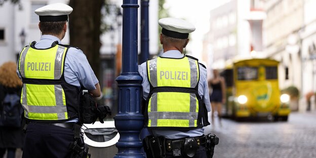 Eine Polizeistreife mit Warnweste in der Kölner Altstadt