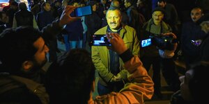 Der Oppositionspolitiker Musavat Tofig Yagublu gibt ein Inetrview im Dunkeln und Menschen filmen ihn mit Handys