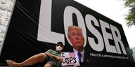 Ein Plakat mit dem Konterfei von Donald Trump mit der Aufschrift Looser = Verlierer