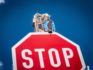 Der Malborro Mann aus Pappe hinter einem STOP-Schild