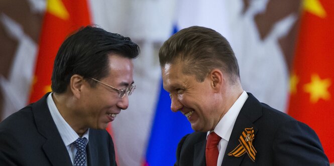 Die Chefs von PetroChina (li.) und Gazrpom lachen gemeinsam.