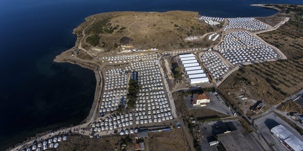 Das neue temporäre Flüchtlingslager ist aus der Luft auf der nordöstlichen Insel Lesbos zu sehen