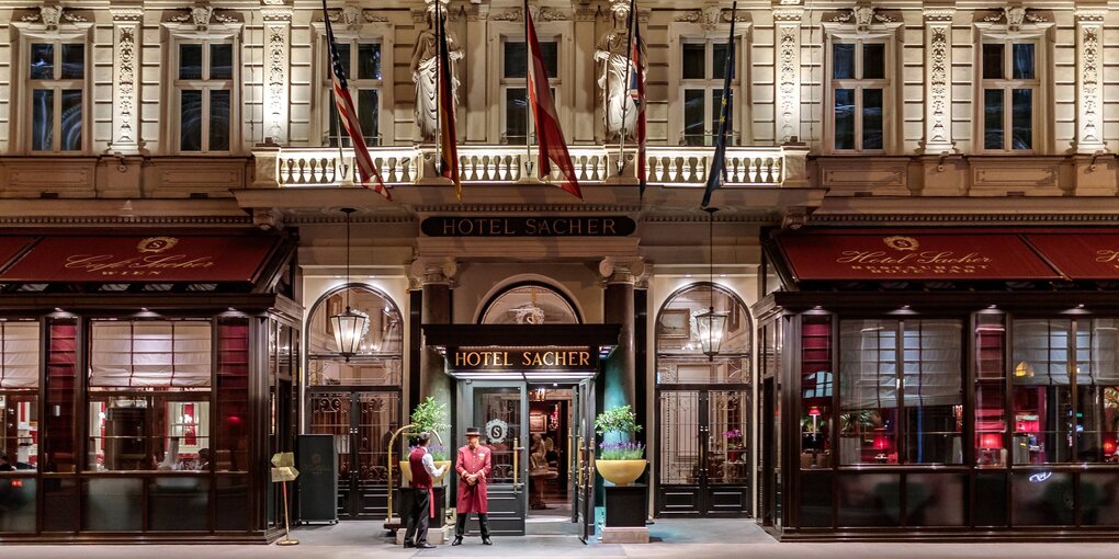 Aussenansicht des Hotel Sacher Wien bei Nacht