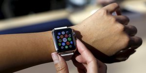 Ein Kunde testet eine Apple Watch in Palo Alto, Kalifornien