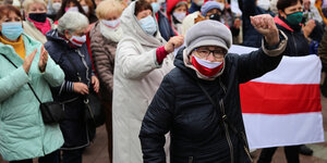 Ältere Frauen bei einer Demonstration.