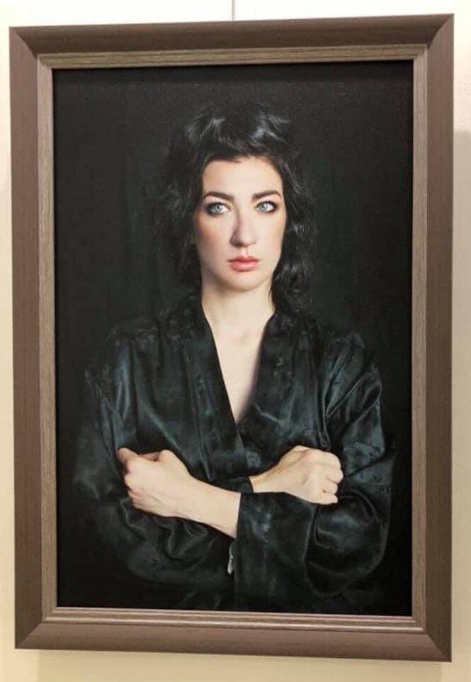 Porträt Julia Schewtschuk in Stil der "Eva" hängt im Kunstpalast Mink in einem braunen Rahmen