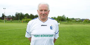 Erwin Bugar, Präsident des Fußballverbands Sachsen-Anhalt auf dem Spielfeld.