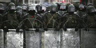 Belarussische Polizisten blockieren eine Straße