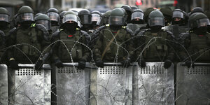 Belarussische Polizisten blockieren eine Straße
