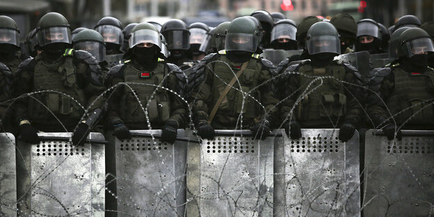 Belarussische Polizeibeamte blockieren eine Strasse