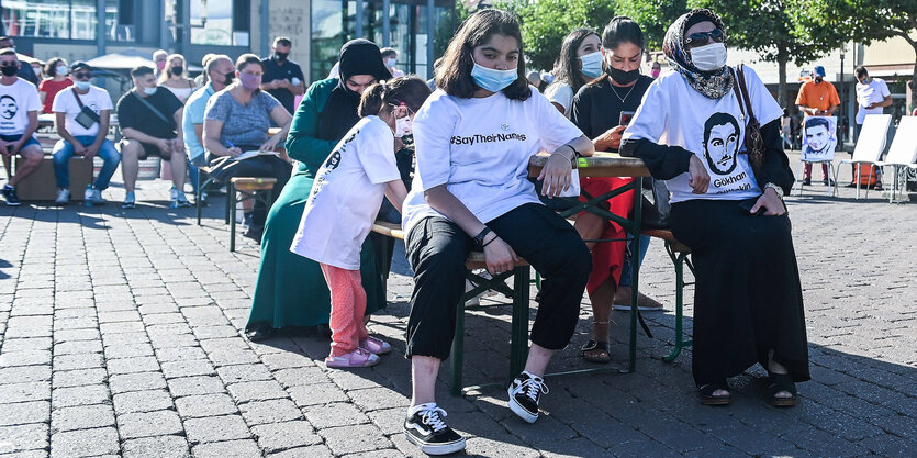 Angehörige der Opfer von Hanau bei einer Gedenkveranstaltung