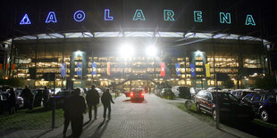 Ein Stadion bei Nacht, am Dach steht in großen Lettern "AOL-Arena".