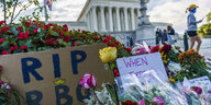 Blumen und Transparente vor dem Supreme Court in Washington