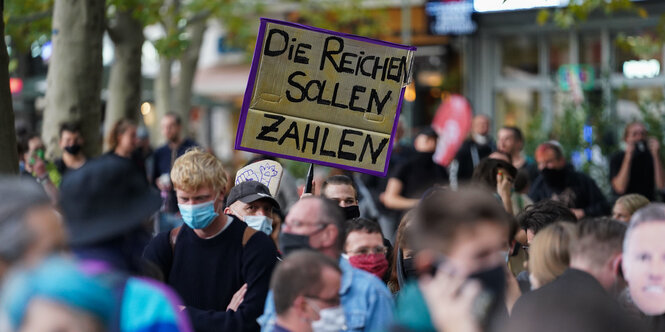 Schild "Die Reichen sollen zahlen"