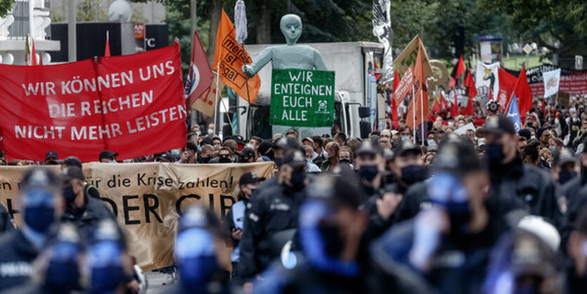 Demonstrationszug mit Polizei im Vordergrund