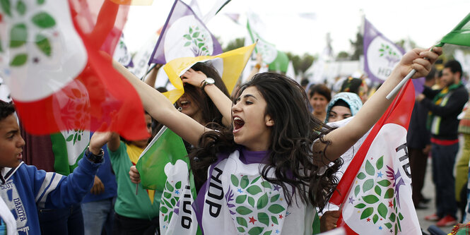 Eine Unterstützerin von Selahattin Demirtas jubelt bei einer HDP-Veranstaltung in Istanbul.