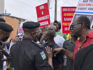 Demonstranten mit Plakaten in Lagos