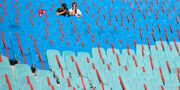 leere Sitzreihen in einem Fußballstadion