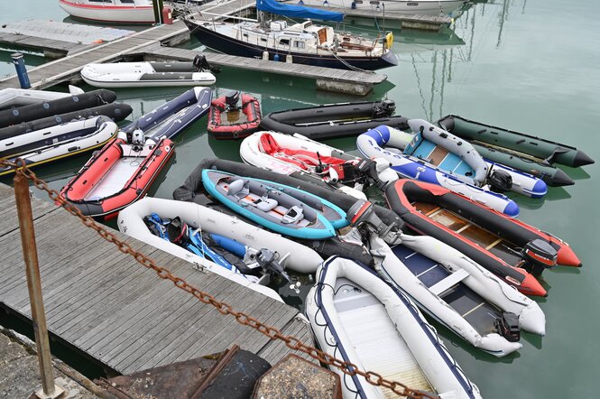 Viele leere Schlauchboote im Hafen von Dover