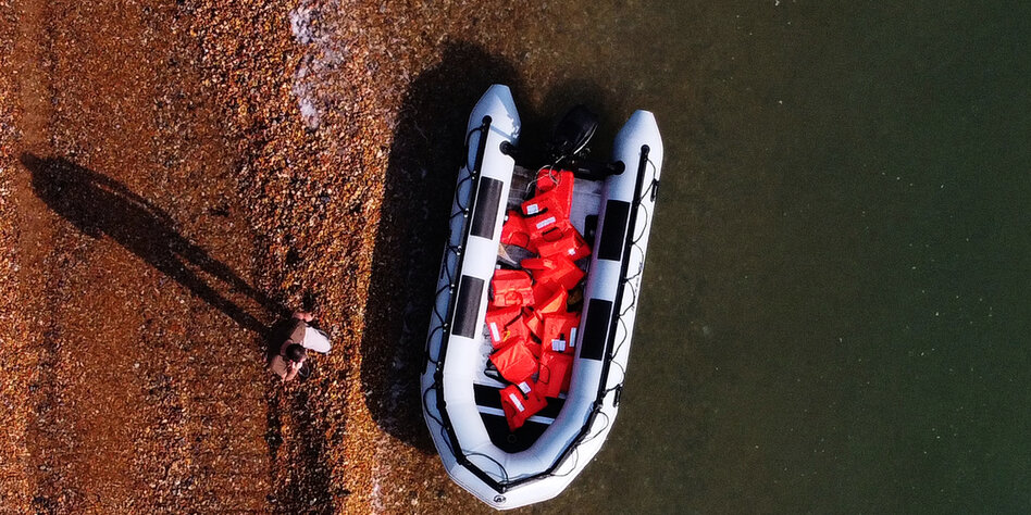 Ein leeres Flüchtlingsboot im Wasser