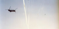 Das Foto zeigt in weiter Ferne einen Helikopter am Himmel.