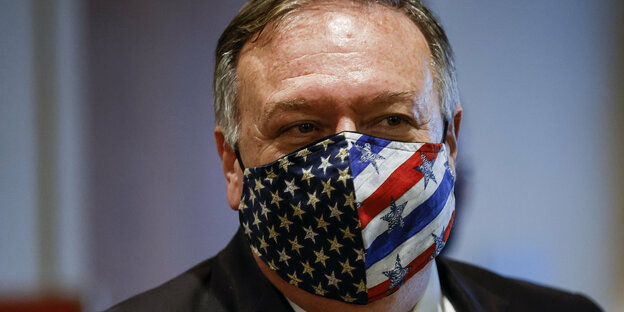 Mike Pompeo trägt eine Maske in den Farben der amerikanischen Flagge