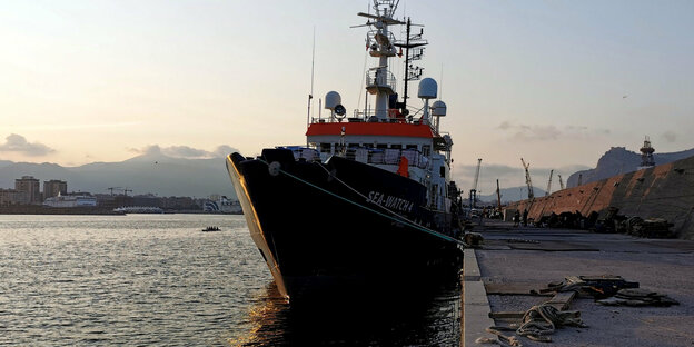 Das Rettungsschiff Sea-Watch 4 steht im Hafen von Palermo f