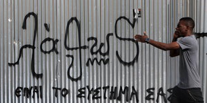 „Unser System ist falsch“ lautet das Grafitti an einer Wand in Athen.