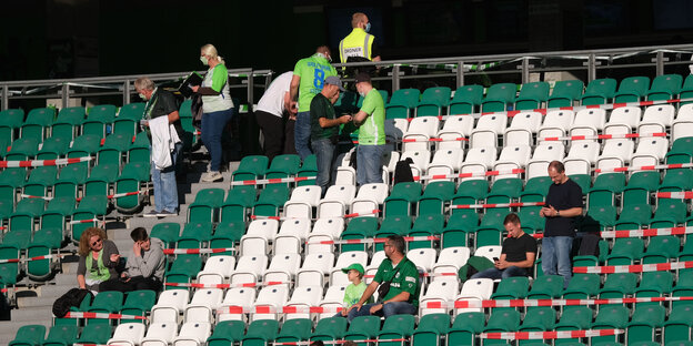 Kaum gefüllte Tribüne beim Bundesligaspiel Wolfsburg-Leverkusen