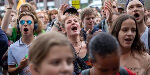 Eine Menschenmenge jubelt, junge Klimaktivisten und -aktivistinnen